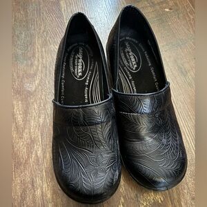 Easy Street Black Embossed Women’s Clogs